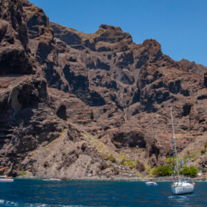 Zatoka Rejs katamaranem pod klify Los Gigantes